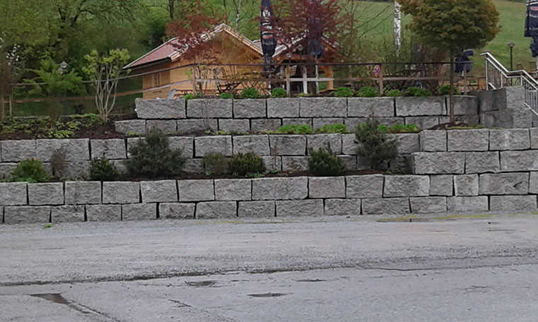 Mauer in verschiedenen Ebenen