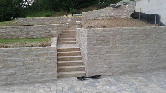 Mauer und Stufen